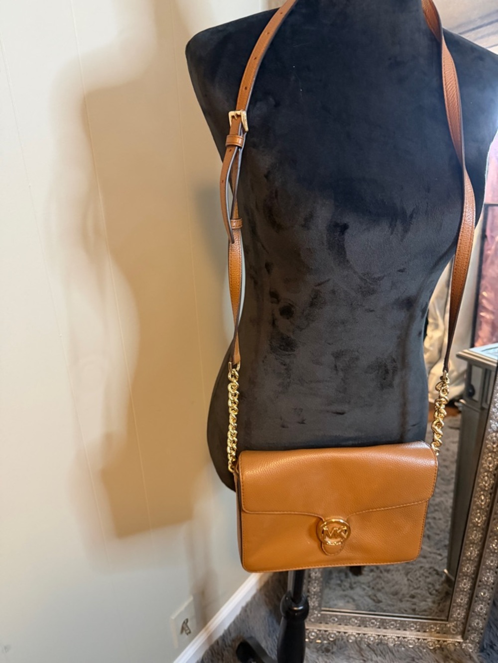 ⭐️Michael Kors Tan Leather Crossbody Bag with Gold Chain